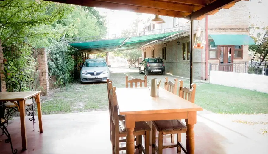 Estacionamiento cubierto del hostal