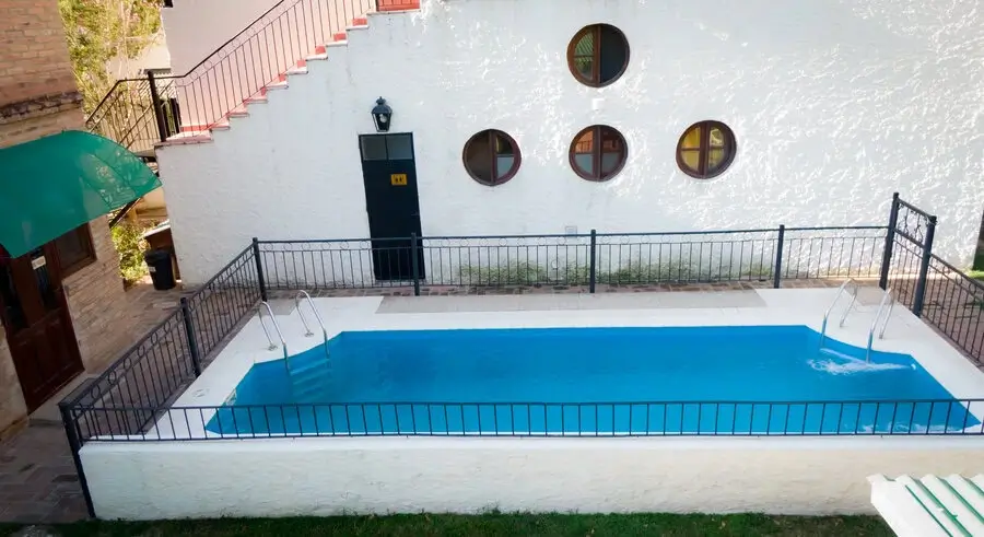 Pileta y quincho del hostal
