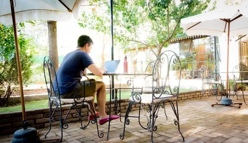 Espacio exterior con Wi-Fi en el hostal