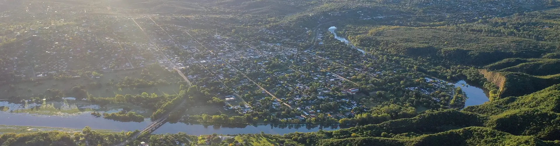 Vista aérea del Hostal Las Golondrinas junto al río