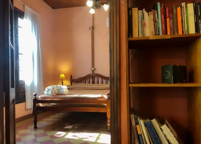 Biblioteca del hostal