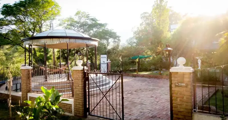Entrada del Hostal Las Golondrinas