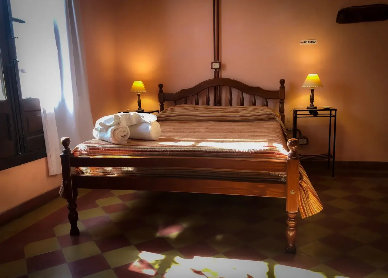 Habitación con cama matrimonial