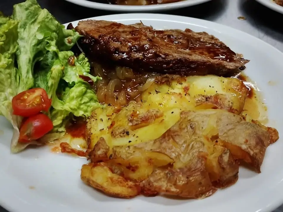 Carne al horno con guarnición