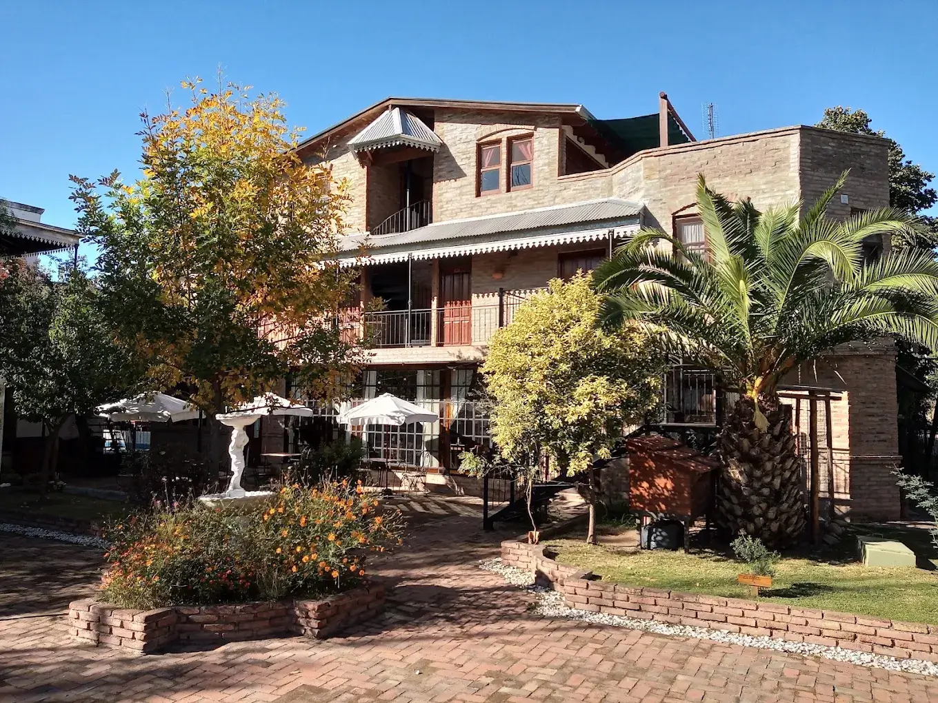 Fachada Hostal Las Golondrinas